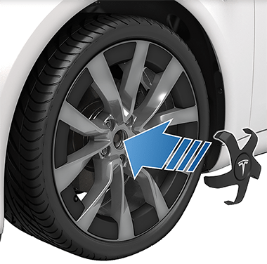 流线型盖上与轮胎的气门杆对齐的 Tesla“T”符号，以及一个从此盖指向轮胎的箭头